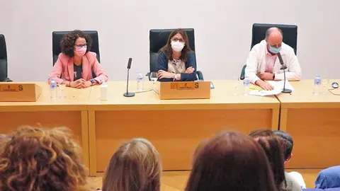 La directora gerente del Sescam en la inauguraci&oacute;n de la jornada.