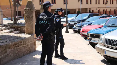 Polic&iacute;a-multando-a-un-coche