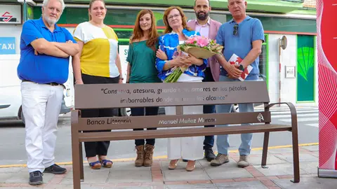 Julio Criado y Estela C&eacute;spedes y Jes&uacute;s Ruiz y Ventura Huertas, junto a la hija y esposa de Manuel Mu&ntilde;oz, posando con el banco dedicado a su memoria
