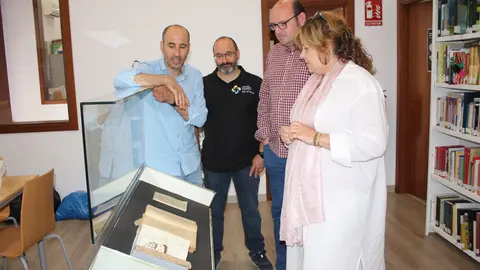 adquisici&oacute;n libro, alcaldesa, concejal, tecnico y pte asociaci&oacute;n