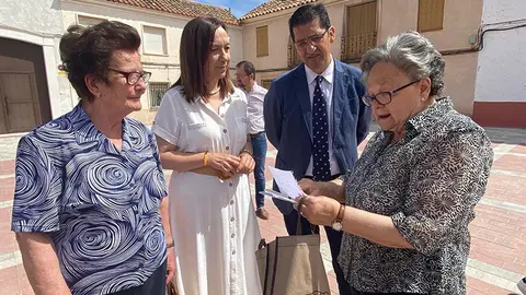 Durante su visita a las plazas, la alcaldesa alcazare&ntilde;a y el presidente de la diputaci&oacute;n recibieron las opiniones favorables del resultado final de las obras, por parte de un numeroso grupo de vecinos.