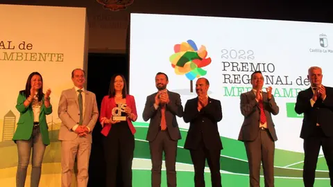 La alcaldesa de Alc&aacute;zar de San Juan, Rosa Melchor, recogi&oacute; el galard&oacute;n durante el acto, al que asisti&oacute; junto a Ana Isabel Abeng&oacute;zar, teniente de alcalde y diputada regional y Pablo Pichaco, concejal de Medio Ambiente.