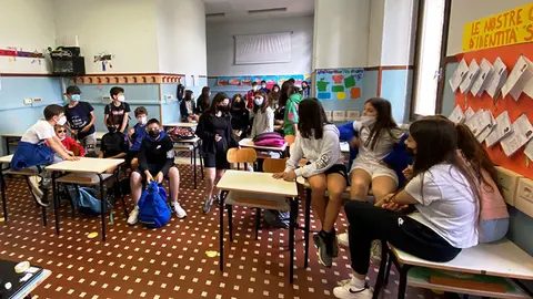 Los 16 estudiantes, acompa&ntilde;ados de su tutor, partieron desde La Solana con rumbo a Madrid, donde les esperaba un viaje en avi&oacute;n hacia el pa&iacute;s &iacute;talo.