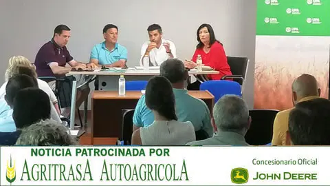 Imagen del comit&eacute; ordinario de UPA en Campo de Criptana con el alcalde, Santiago L&aacute;zaro