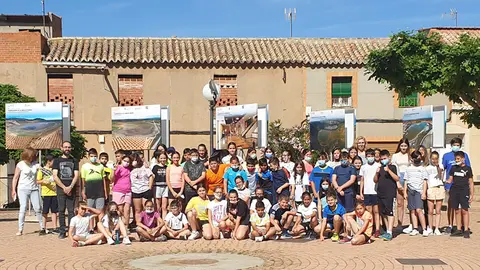 Alumnado rabanero en la exposici&oacute;n (6)