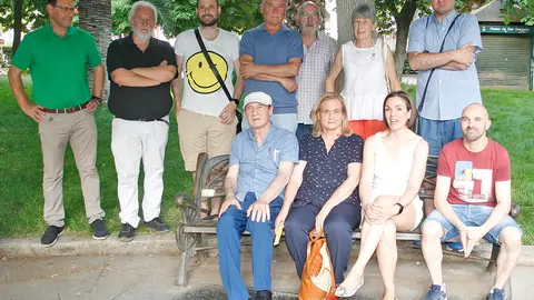 Jos&eacute; Gonz&aacute;lez Ortiz en su 'Banco Literario' junto a familiares, amigos y autoridades