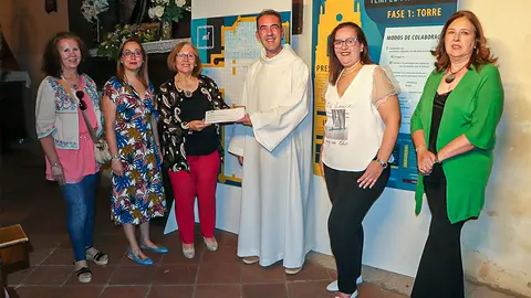 Integrantes de AFAMMER, junto al p&aacute;rroco de Almod&oacute;var del Campo, efectuando la entrega del cheque por el importe donado