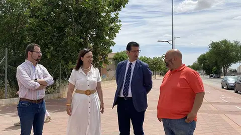 La alcaldesa de Alc&aacute;zar de San Juan, Rosa Melchor, y el presidente de la Diputaci&oacute;n de Ciudad Real, Jos&eacute; Manuel Caballero, han conocido el avance de los trabajos de renovaci&oacute;n del alumbrado p&uacute;blico en la ciudad.