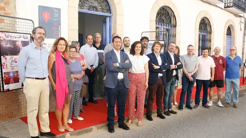 Participantes en la inauguraci&oacute;n de la oficina de turismo de Calzada de Calatrava