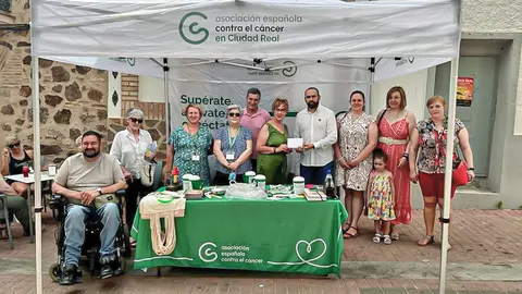 El alcalde y otros ediles, entregando el donativo consistorial a integrantes de la Junta Local