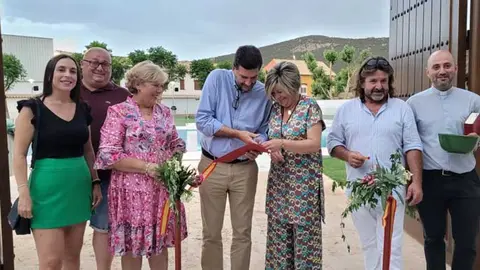 En el acto de inauguraci&oacute;n, la alcaldesa, que estuvo acompa&ntilde;ada del vicepresidente sexto de la Diputaci&oacute;n de Ciudad Real, Manuel Mart&iacute;nez; junto con varios miembros de la Corporaci&oacute;n; el p&aacute;rroco de la localidad, Alberto Dom&iacute;nguez; y el arquitecto de la obra, tuvo palabras de agradecimiento por el apoyo recibido de la Diputaci&oacute;n en otras infraestructuras.