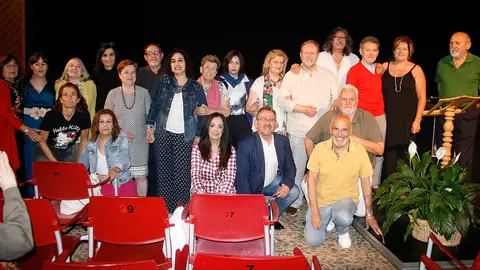 Poetas, autoridades y organizadores posando en el Patio de Comedias de Torralba de Calatrava