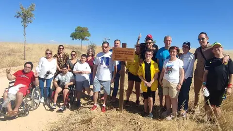 Se trata de carteles de madera en los que se puede apreciar el nombre del camino, la distancia del mismo y los parajes que atraviesa, adem&aacute;s de una breve historia relacionada con el camino.