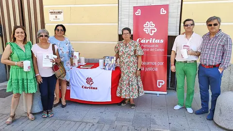 Mesa instalada por C&aacute;ritas el pasado domingo en la Plaza Mayor
