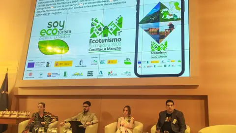 Antonio Manzanares (dch.) durante la jornada organizada en Madrid por el MITECO
