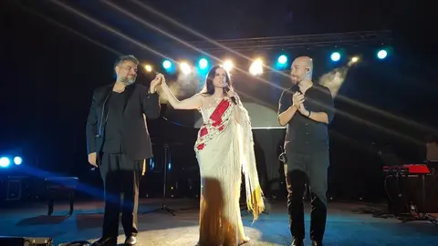 Diana acompa&ntilde;ada de sus m&uacute;sicos