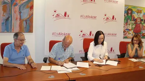 La alcaldesa de Alc&aacute;zar de San Juan, Rosa Melchor, y el vicepresidente de la Asociaci&oacute;n Luz de la Mancha, Juan Garrido, han firmado esta ma&ntilde;ana el primer convenio de colaboraci&oacute;n entre el Ayuntamiento y la asociaci&oacute;n por valor de 5.000 euros. A la firma han asistido tambi&eacute;n la concejala de Servicios Sociales, Patricia Benito, y Joaqu&iacute;n Arias, miembro de Luz de la Mancha.