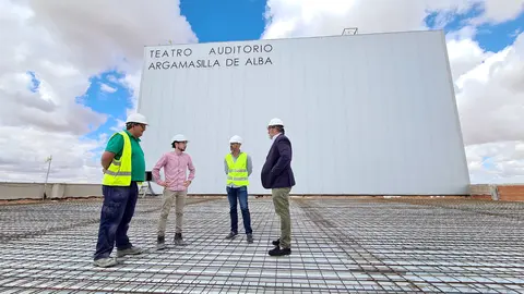 El alcalde de Argamasilla de Alba, Pedro &Aacute;ngel Jim&eacute;nez, ha visitado las obras de rehabilitaci&oacute;n del Teatro-Auditorio.