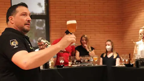 Carlos Ram&oacute;n L&oacute;pez, de la Asociaci&oacute;n de Cerveceros Caseros Espa&ntilde;oles, ha dado a conocer el proceso de elaboraci&oacute;n de esta bebida a los asistentes.