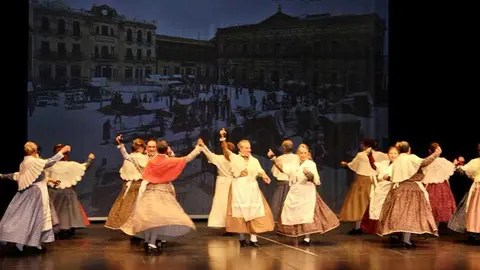 M&aacute;s de un centenar de alumnas y alumnos participaron en la clausura del curso bailando jotas, seguidillas o manchegas, as&iacute; como folklore de otras regiones como Andaluc&iacute;a o Galicia.