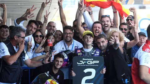 El joven piloto rabanero, junto a su equipo mostrando felicidad