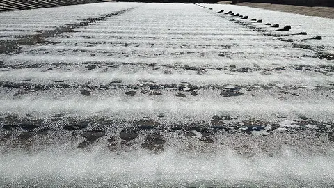 El sistema consiste en unos difusores planos de alta eficiencia que permiten maximizar el contacto aire-agua y reducir la acumulaci&oacute;n de zonas muertas en el fondo de la balsa, as&iacute; como la acumulaci&oacute;n de fango, lo que supone una mejora en la disponibilidad de ox&iacute;geno y una disminuci&oacute;n de la necesidad de aire.