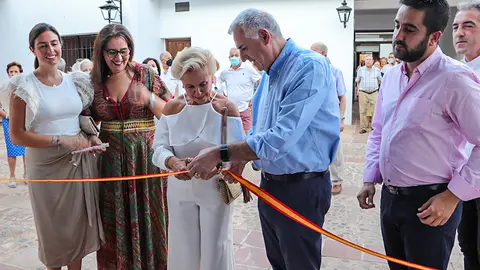 Mari Carmen Cervera, Carmen Quintanilla y Jos&eacute; Lozano, en el centro, cortando la cinta inaugural