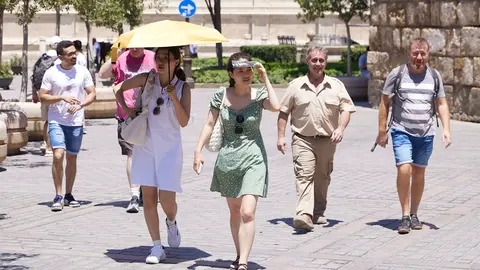 Una mujer porta un paraguas para resguardarse del sol en el primer d&iacute;a de la segunda ola de calor, a 7 de julio de 2022 en Sevilla (Andaluc&iacute;a, Espa&ntilde;a)