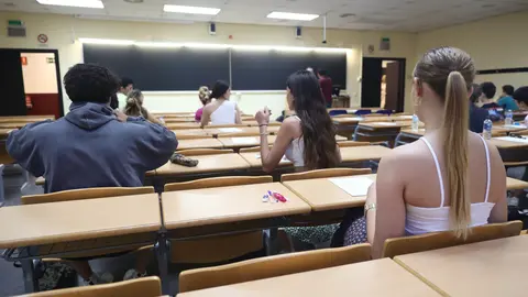 EuropaPress_4555805_varios_estudiantes_aula_facultad_matematicas_antes_comenzar_examenes