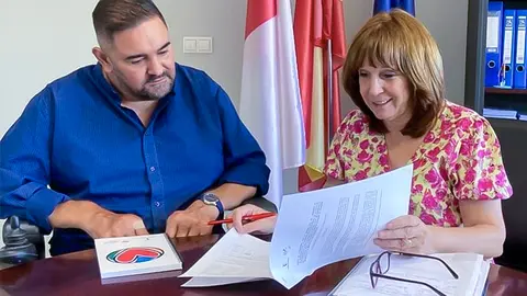 Sergio Gij&oacute;n y Manoli Gonz&aacute;lez, durante la reuni&oacute;n en la Delegaci&oacute;n Provincial de Bienestar Social
