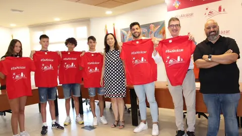 EuropaPress_4575936_alcaldesa_recibe_nadadores_club_natacion_alcazar