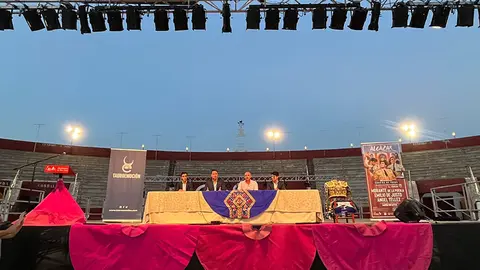 La presentaci&oacute;n del festejo tuvo lugar en el albero de la plaza de toros.