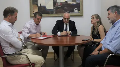 Firma-del-convenio-de-colaboraci&oacute;n-entre-Ayuntamiento-y-AECC-2022-(2)