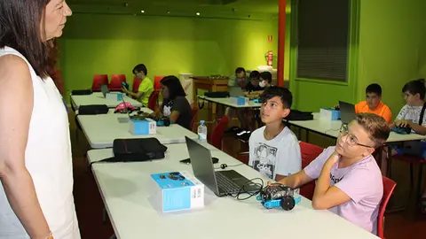 La alcaldesa de Alc&aacute;zar de San Juan, Rosa Melchor, y la concejala de Infancia, Adolescencia y Juventud, Alba Castellanos, han visitado a los participantes del campus para conocer de primera mano c&oacute;mo se desarrolla esta iniciativa.