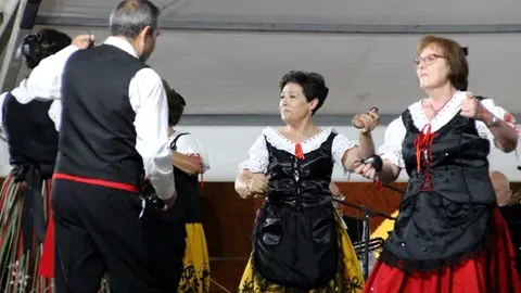 -El grupo de coros y danzas en acci&oacute;n