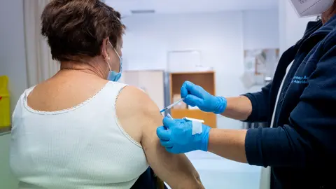 EuropaPress_4063576_mujer_recibe_vacuna_contra_gripe_dia_inicia_segunda_fase_campana_vacunacion