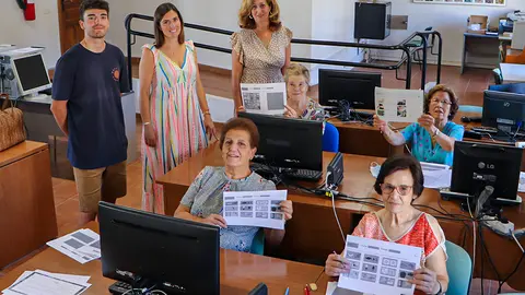 Varias de las participantes muestran algunas de las fichas de trabajo