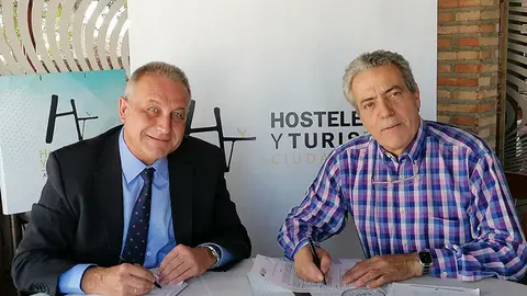 Momento de la firma del acuerdo: Jos&eacute; Crespo Garcia (Pte APEHT CR) y Jes&uacute;s Moreno , director territorial de ACUNSA zona Centro e Islas.
