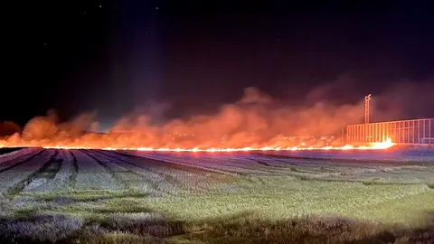 Imagen del aparatoso incendio junto a la ciudad deportiva a la derecha