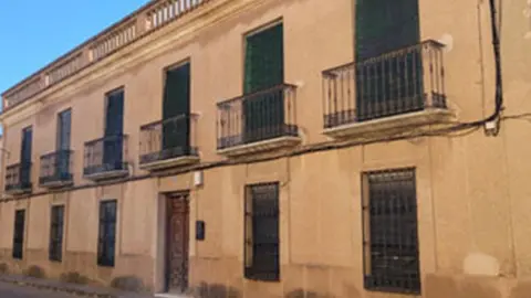 La Casa-Tercia situada en la calle del Santo lindando con la callejuela de San Sebasti&aacute;n de Gran&aacute;tula.