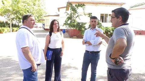El Alcalde de Campo de Criptana, Santiago L&aacute;zaro, visitaba esta ma&ntilde;ana las obras que se desarrollan en el centro, acompa&ntilde;ado de Mariano Ucendo, concejal de Discapacidad.