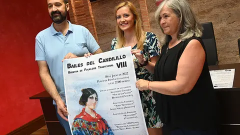 La VIII Muestra de Folklore &lsquo;Bailes del Candilillo&rsquo; se ha presentado con un cartel ilustrado con un cromo de finales del siglo XIX en el que aparece una mujer manchega con atuendo de Ciudad Real, procedente de los fondos documentales de la asociaci&oacute;n.