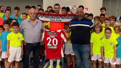 El jugador ha recibido una camiseta de recuerdo del campus y ha compartido fotograf&iacute;a con los asistentes a este encuentro anual al que acud&iacute;a el concejal de Deportes, Javier Ortega.