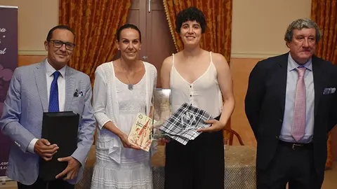 Los galardones han reca&iacute;do este a&ntilde;o en la jugadora de balonmano Mercedes Castellanos So&aacute;nez y en el gerente del restaurante bar Espa&ntilde;a, Fernando C&aacute;rdenas.