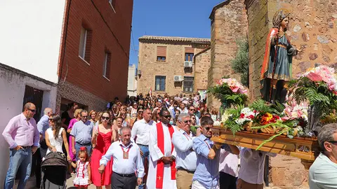 Gran afluencia de personas acompa&ntilde;ando en la procesi&oacute;n