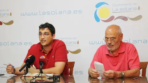 Eulalio D&iacute;az-Cano, alcalde de La Solana, junto a Luis Romero de &Aacute;vila, concejal de Festejos