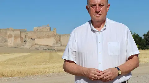 Imagen del alcalde de Carri&oacute;n de Calatrava, Dionisio Moreno, en el yacimiento de Calatrava La Vieja.