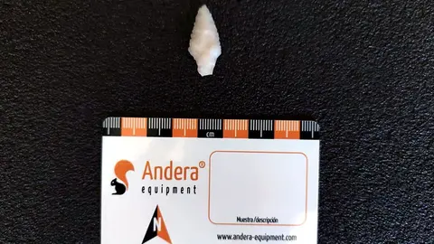Punta de flecha encontrada en la Cueva de los Toriles de Carrizosa.