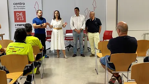 Rosa Melchor entrega los diplomas del curso de Prevenci&oacute;n de Riesgos Laborales de Electricidad