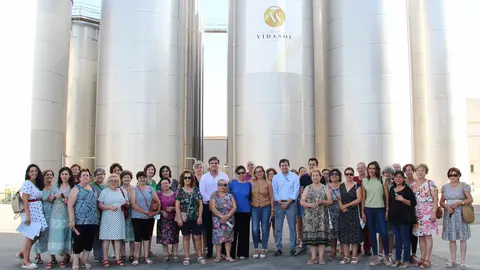 Foto de familia en la Cooperativa Oleovin&iacute;cola &ldquo;Campo de Calatrava&rdquo;
